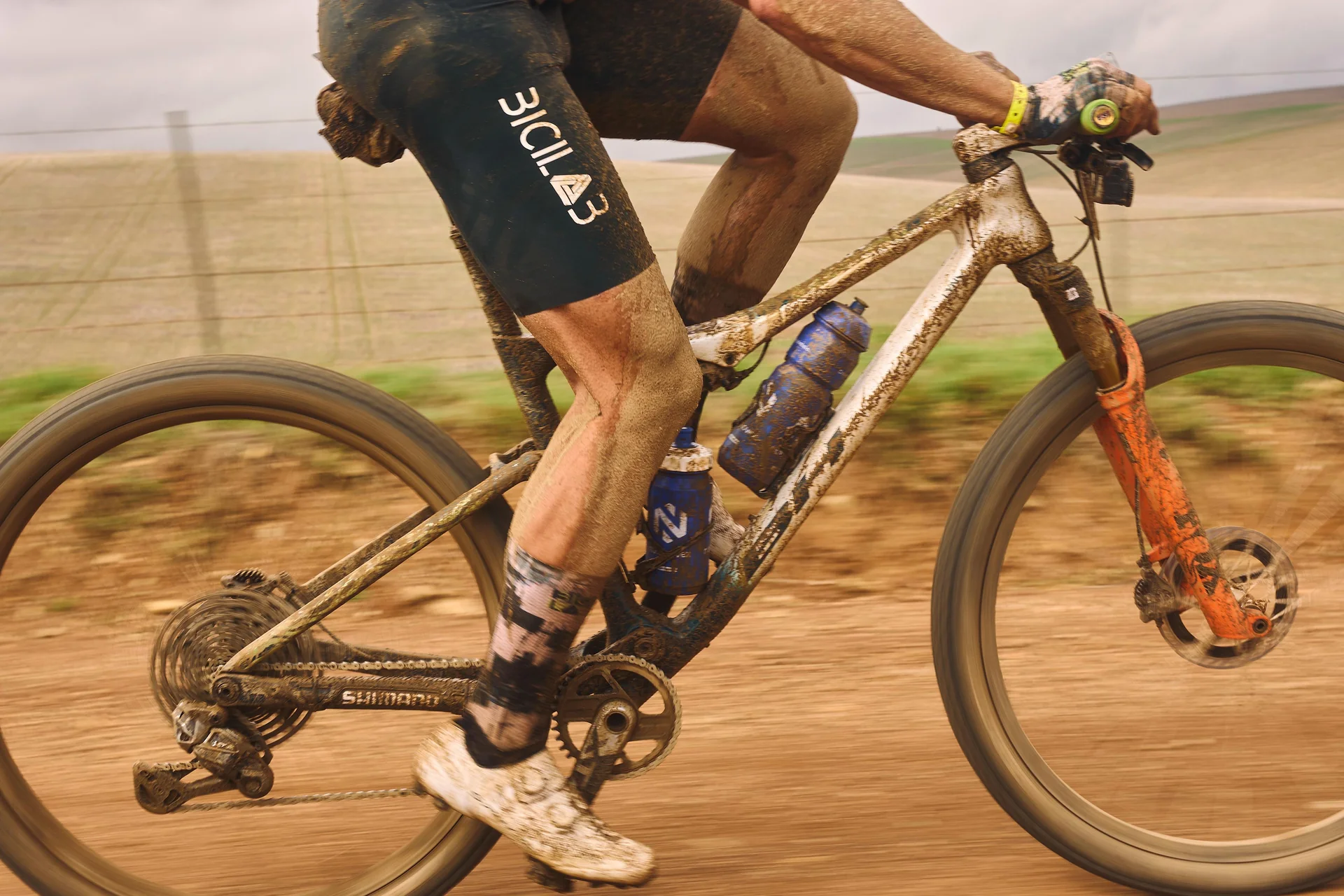 Detalle del culotte y la equipación de un ciclista del equipo BiciLAB durante la Cape Epic