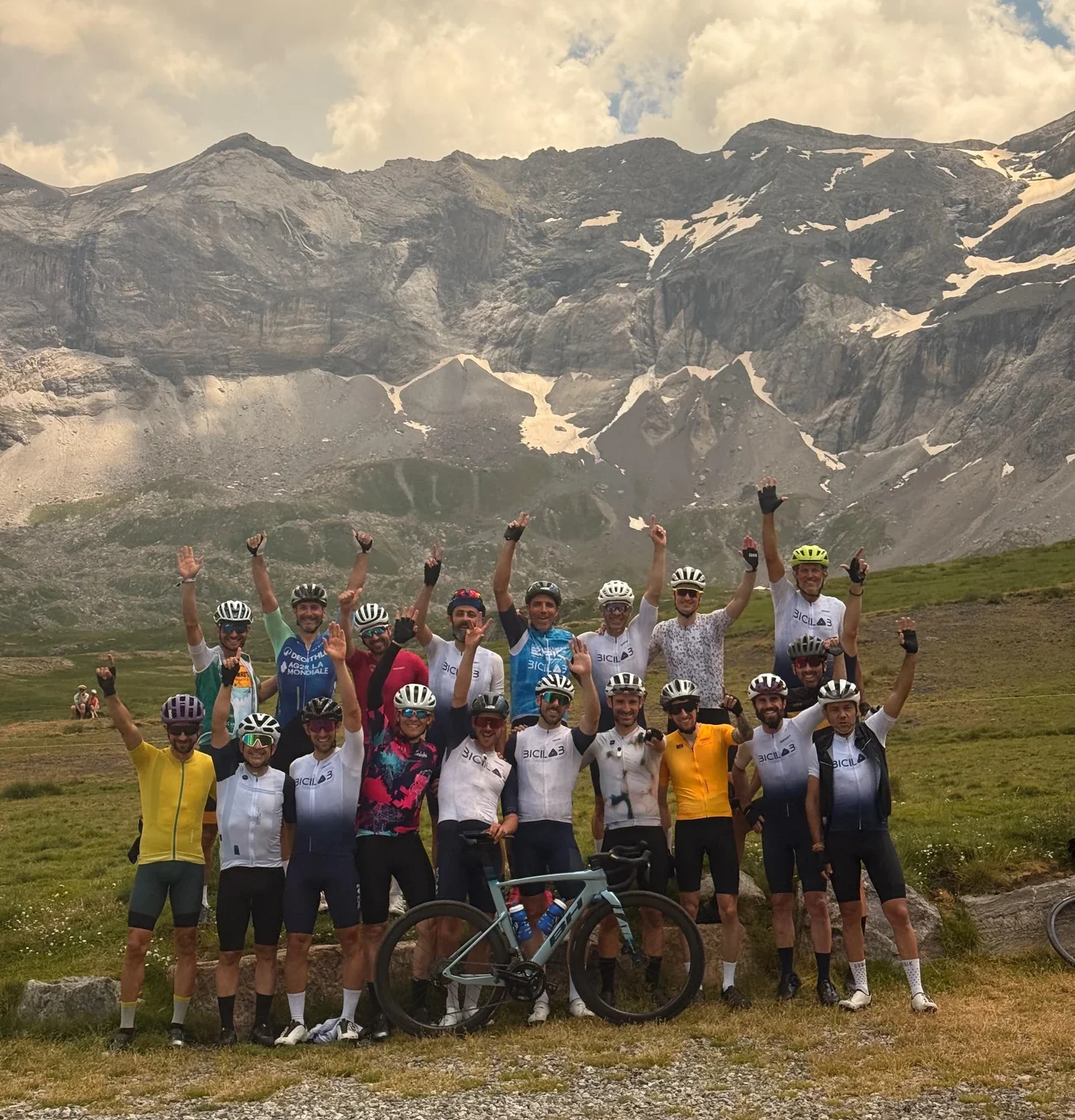 Grupo ciclista de BiciLAB celebrando una quedada en alta montaña, en los Pirineos