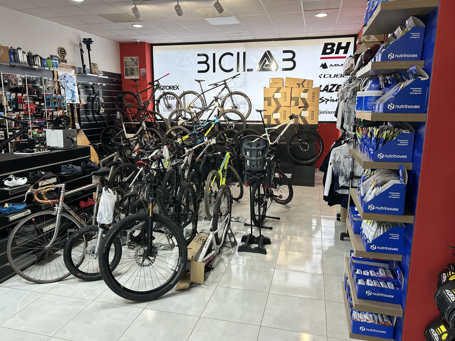 Interior de la tienda de ciclismo BiciLAB en Pinto con bicicletas y accesorios en exposición