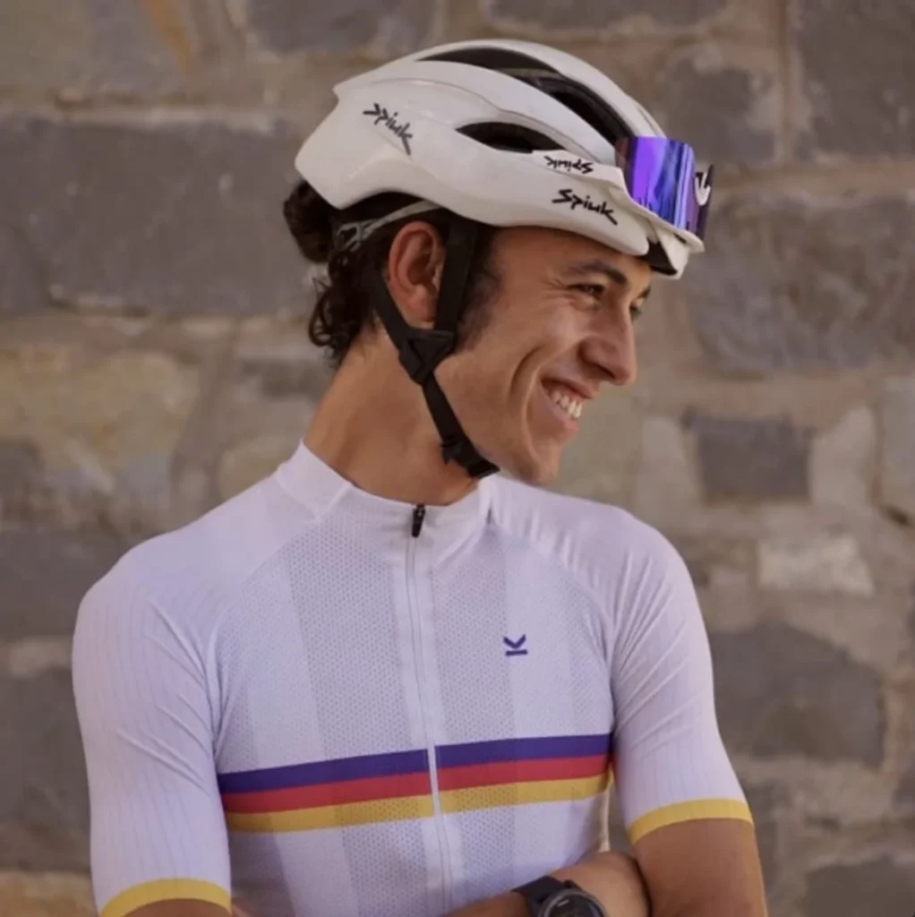 Edu Talavera, entrenador de ciclismo, sonriendo con casco Spiuk y maillot blanco
